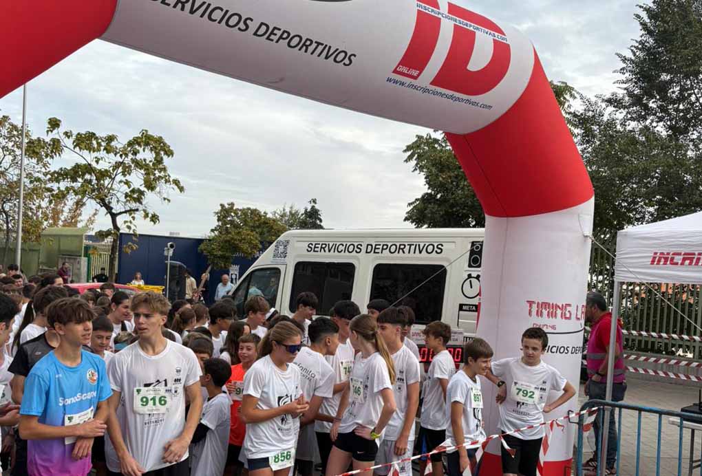 La línea de salida y de meta estuvo instalada en la puerta del polideportivo María de Villota. Foto: AVIB